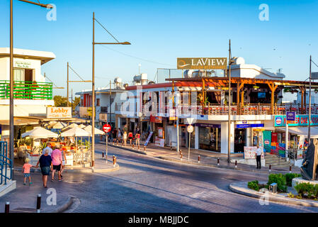 AYIA NAPA, Chypre - août 18, 2016 : Avis de centre-ville. Banque D'Images