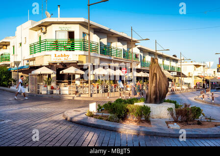 AYIA NAPA, Chypre - 18 août 2016 : La dame Farmer d'Ayia Napa statue dans le centre-ville. Banque D'Images