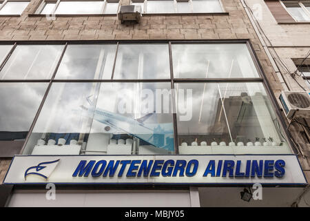 BELGRADE, SERBIE - 31 mars 2018 : Le Monténégro Airlines logo sur leur bureau principal pour la Serbie. Monténégro Airlines est le transporteur aérien national de Monten Banque D'Images