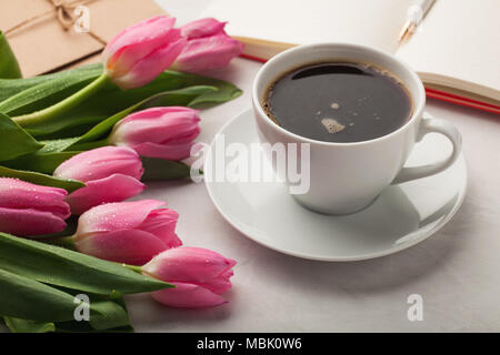 Femme bureau avec ordinateur portable, tasse à café et printemps tulipe fleurs vu de dessus en télévision style laïcs Banque D'Images