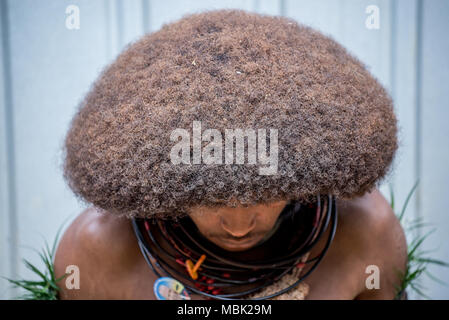 Un jeune Huli lancer laisser ses cheveux pousser pour 18 mois pour avoir la base pour sa perruque/coiffure, Tari Valley, Papouasie Nouvelle Guinée Banque D'Images