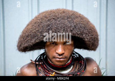 Un jeune Huli lancer laisser ses cheveux pousser pour 18 mois pour avoir la base pour sa perruque/coiffure, Tari Valley, Papouasie Nouvelle Guinée Banque D'Images