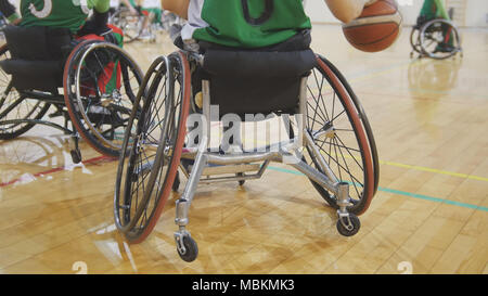 Les sportifs handicapés joue au basketball en fauteuil roulant Banque D'Images