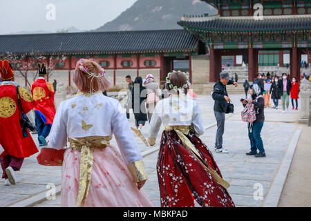 Séoul, Corée du Sud - Apr 6, 2018 : Coréen Hanbok asiatique femme habillés en vêtements traditionnels autour de Gyeongbokgung Palace Banque D'Images