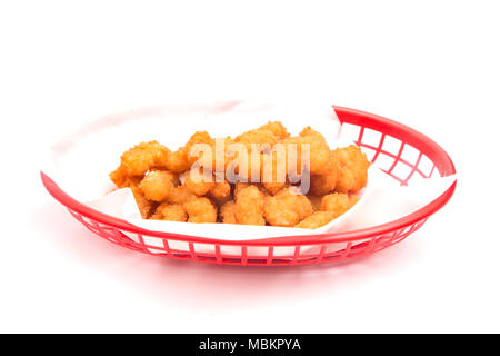 Poêlée de Crevettes Popcorn et battues dans un panier sur un fond blanc Banque D'Images