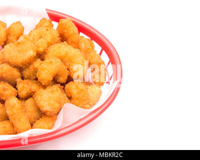 Poêlée de Crevettes Popcorn et battues dans un panier sur un fond blanc Banque D'Images