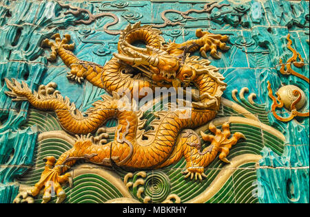 Le dragon sculpture sur neuf écran Dragon de Beihai Park, Beijing Banque D'Images