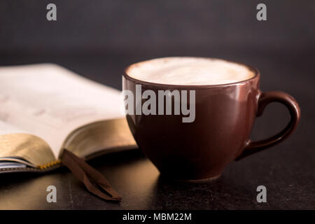 Café et une Bible sur une table d'Ardoise Banque D'Images