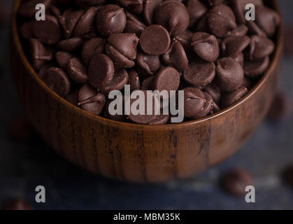 Un bol de chocolat sur un comptoir d'Ardoise Banque D'Images