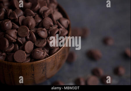 Un bol de chocolat sur un comptoir d'Ardoise Banque D'Images