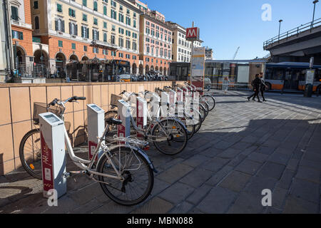 Gênes, Italie, le 5 avril 2018 - Bike racks service de partage à Gênes, en Italie. Les bicyclettes sont Mobike disponible pour location de voitures avec le ticket de transport public Banque D'Images