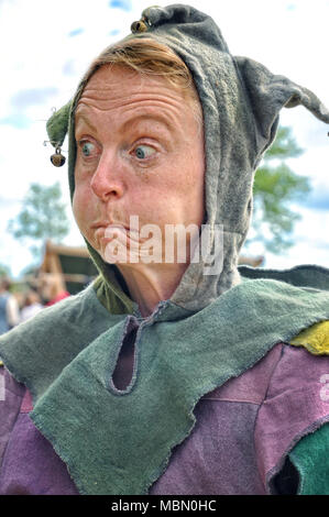 Femme vêtue comme jester avec drôle de visage. Banque D'Images