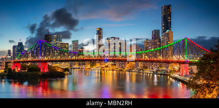 Brisbane. Cityscape image de Brisbane, Australie skyline panorama spectaculaire pendant le coucher du soleil. Banque D'Images