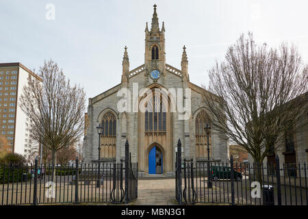 Entrée de l'église All Saints à Portsmouth. La perspective a été corrigée. Banque D'Images