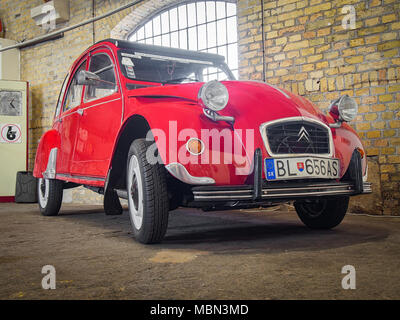 BRATISLAVA, SLOVAQUIE - 3 avril 2018 : Rouge 2 CV Citroën dans le musée des transports de Bratislava Banque D'Images