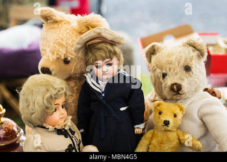 Teddies et marché aux puces à poupées Banque D'Images