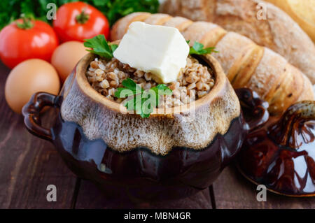 La bouillie de sarrasin blanc dans un bol. Un plat diététique. Vegan. Banque D'Images