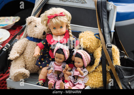 Poupées et nounours au marché aux puces Banque D'Images