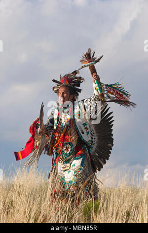 Homme amérindien portant le costume traditionnel de Cheyenne, dansant dans les plaines du sud-ouest des États-Unis Banque D'Images