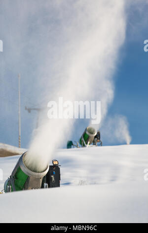 Machine à Neige Neige artificielle de rupture sur une pente de ski permettra pour la saison de ski pour démarrer Banque D'Images