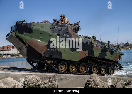 Les Marines américains à l'assaut de l'École des amphibiens, une récupération d'un AAV-P7/A1 sur le Camp Pendleton, en Californie, le 9 avril 2018. Au cours de la formation, de la classe 6-18 appris à conduire des véhicules et à l'exploitation d'un AAV-P7/A1, et comment faire pour récupérer le véhicule après les opérations amphibies. (U.S. Marine Corps photo par Lance Cpl. Dalton Swanbeck) Banque D'Images