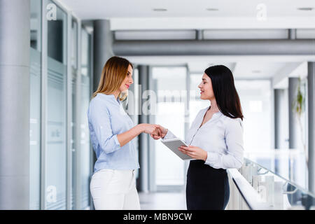 Womens affaires poignée faisant à l'intérieur de l'entreprise moderne Banque D'Images