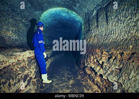 Bastion passage sous ville. Catacombes ancien construit en grès d'orange. Les souterrains construit par les hommes pour la défense au cours de la guerre Banque D'Images