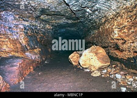 Tunnel souterrain construit en grès tendre rock. Souterrain refuge pour les personnes persécutées. Horrible odeur humide. Banque D'Images