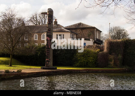 Mât totémique kwakiutl du Canada portées à Berkhamsted par John Alsford et situé sur l'ancien site du parc de séchage Alsford Banque D'Images