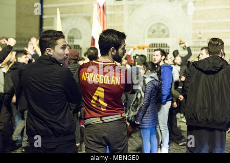 Rome, Italie. 10 avr, 2018. Les fans de célébrer dans le quartier de Testaccio atteint la demi-finale de la Ligue des Champions de l'AS Roma après avoir battu Barcelone pour trois à zéro. Crédit : Matteo Nardone/Pacific Press/Alamy Live News Banque D'Images