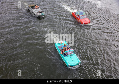 Les véhicules amphibies sur Moselle à Piesport, Rhénanie-Palatinat, Allemagne Banque D'Images