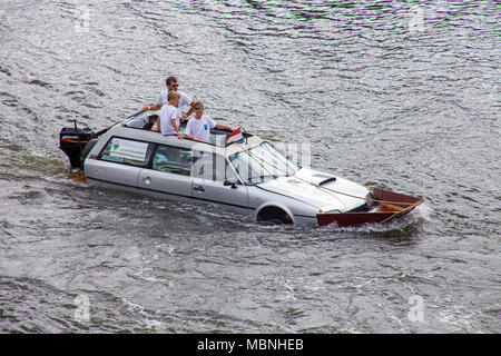 Voiture reconstruite, conduite du véhicule amphibie sur Moselle à Piesport, Rhénanie-Palatinat, Allemagne Banque D'Images