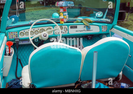 Volant et tableau de bord d'un véhicule amphibie Amphicar, exposition à Moselle, Neumagen-Dhron, Rhénanie-Palatinat, Allemagne Banque D'Images