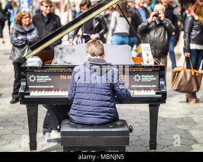 Barcelone, Espagne - 18 mars 2017 : Avis d'un garçon jouant du piano sur un spectacle de rue Banque D'Images