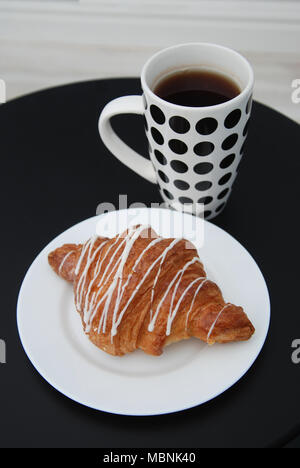 Café et croissants le matin petit déjeuner au chocolat blanc sur noir tableau. Isoalted. Banque D'Images