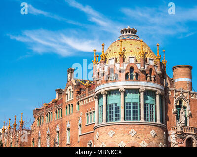 Barcelone, Espagne - 18 mars 2017 : Vue de l'un des bâtiments de la Santa Creu i Sant Pau (Sainte Croix et de l'hôpital Saint Paul) Banque D'Images