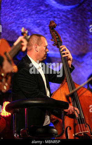 WIELICZKA, Pologne - 2 NOVEMBRE 2015 : Adam Kawonczyk Quartet jouant de la musique live au Jazz Cracovie Fête des Morts Festival dans la mine de sel de Wieliczka. Banque D'Images