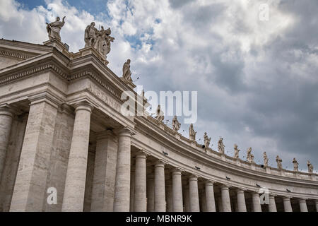 En colonnades du Bernin (Piazza San Pietro - Città del Vaticano) St Peter's square, Vatican, Rome, Italie. Composé de 284 colonnes en pierre et 88 Banque D'Images