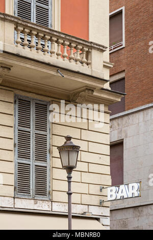 Un bar signe sur un immeuble à Rome, Italie, à proximité de la Cité du Vatican. Contrairement à certains endroits dans le monde un Bar est l'endroit où vous souhaitez aller pour acheter un café en Italie, certains Banque D'Images