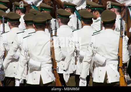 Marche des soldats en uniforme de cérémonie blanche. Relève de la garde militaire cérémonie. Banque D'Images