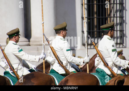 Le calvaire des soldats en uniforme de cérémonie. L'évolution des gardiens à Santiago, Chili. Défilé militaire avec des soldats sur les chevaux. Banque D'Images