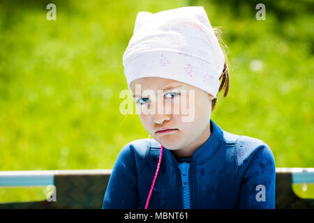 Portrait de fille avec colère en colère face à l'extérieur, de l'expression. Banque D'Images