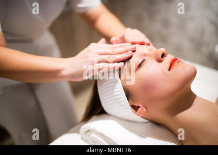 Massage du visage traitement par professional Banque D'Images