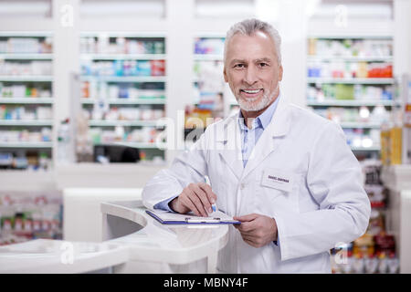 Pharmacien masculine positive sous forme de remplissage Banque D'Images