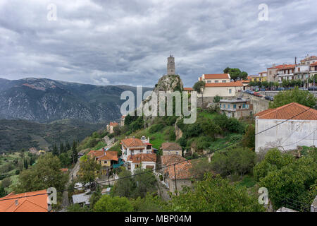 Arachova, Béotie - Grèce. Arahova ville est bien connue pour les maisons en pierre de style rustique, de pittoresques ruelles pavées, beauté naturelle inégalée Banque D'Images