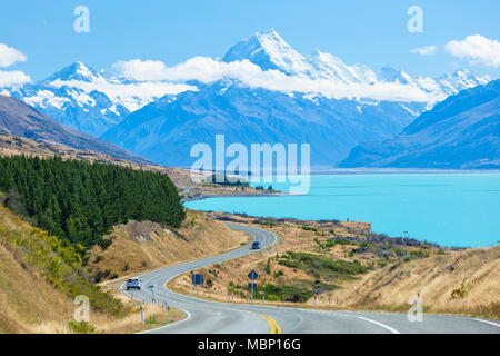 La Nouvelle-Zélande île du Sud Nouvelle-Zélande route sinueuse à travers le parc national du Mont Cook à côté du lac Pukaki Nouvelle-Zélande nz district du Mackenzie Banque D'Images