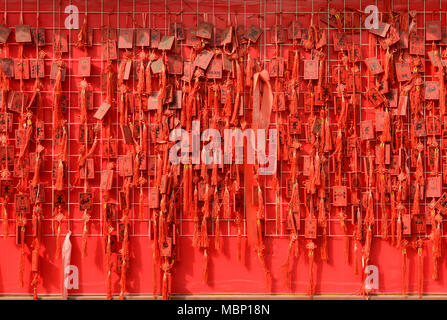 De nombreuses cartes rouges qui souhaitent accrocher dans Dongyue temple, de l'est le centre de Pékin, Chine Banque D'Images