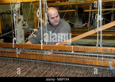 Un tisserand expérimenté exploitant un Loon navette de vol de 110 ans à l'usine de laoolen d'Avoca dans le village d'Avoca dans le comté de Wicklow, en Irlande du Sud. Banque D'Images