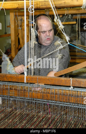 Un tisserand expérimenté exploitant un métier à tisser de navette de mouche âgé de 110 ans à l'usine de laolen d'Avoca dans le village d'Avoca dans le comté de Wicklow, en Irlande du Sud. Banque D'Images