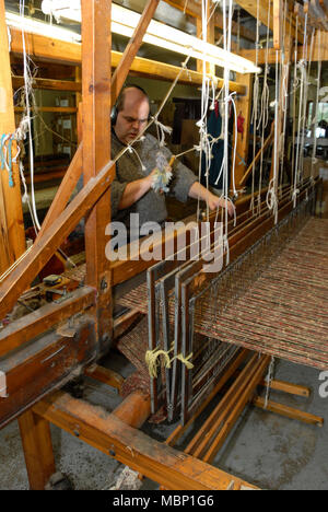 Un tisserand expérimenté exploitant un métier à tisser de navette de mouche âgé de 110 ans à l'usine de laolen d'Avoca dans le village d'Avoca dans le comté de Wicklow, en Irlande du Sud. Banque D'Images